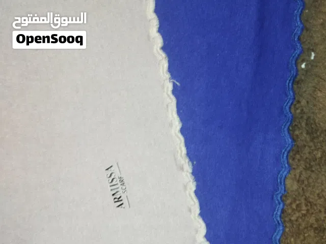 قطعتين من الشال واحد في البيج و الآخر بالأزرق