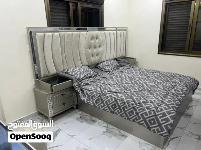 شقة جديدة مفروشة سوبر ديلوكس للإيجار بموقع مميز وقريب من المطار  اتوستراد عمان الزرقاء  ومخدمة