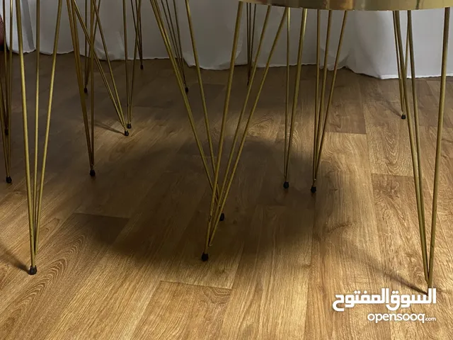 طقم طاولات مكون من طاولة كبيره و4 طاولات جانيه نظاف استخدام خفيف