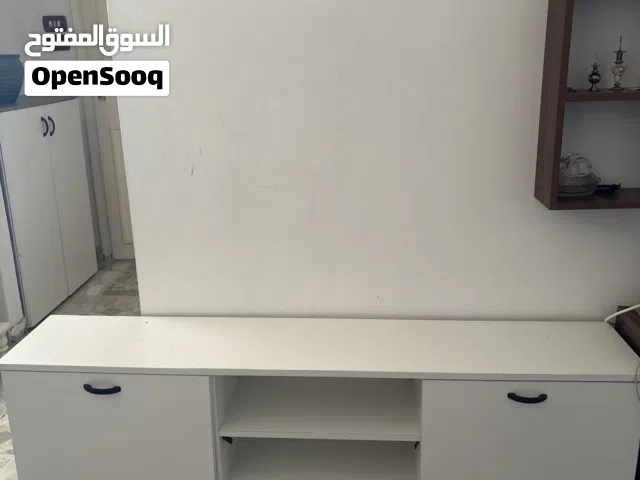 طاولة تلفزيون بحالة الوكاله للبيع