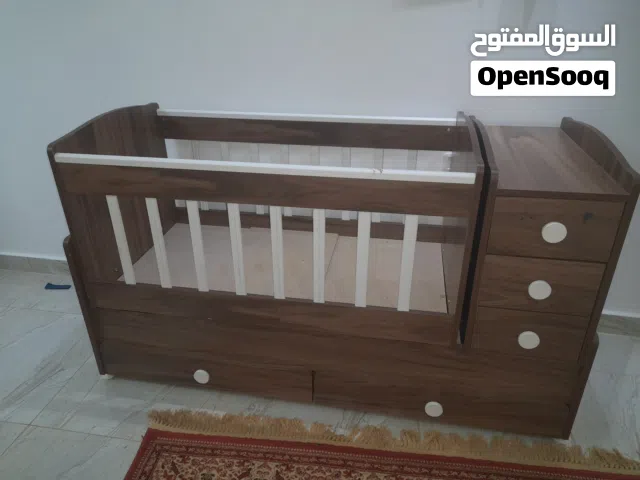 سرير اطفال متحرك وتابت مستعمل