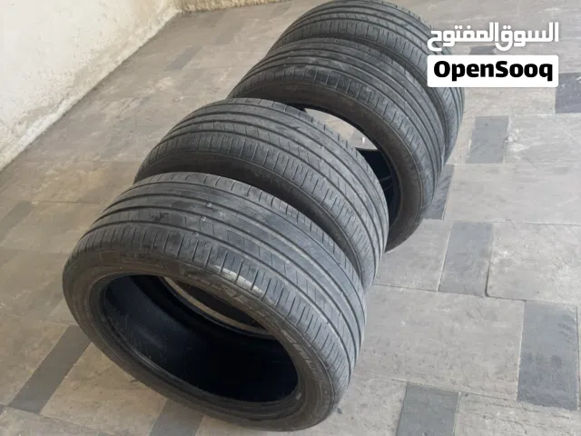 طقم كوشوك مستعمل للبيع  خالي من المشاكل نظيف 235/45/18