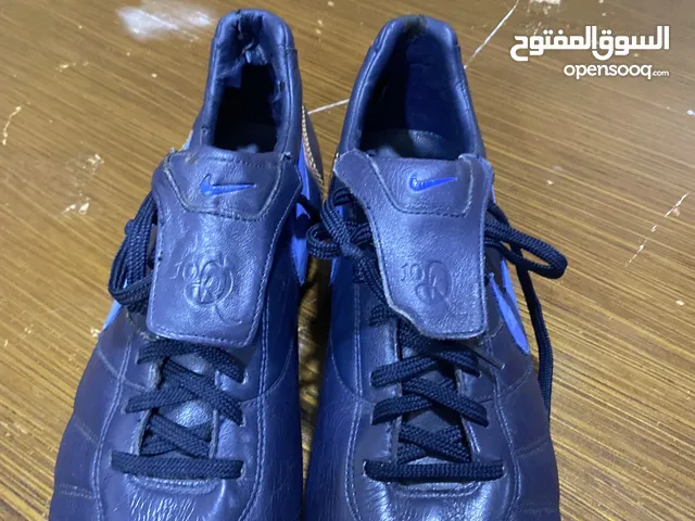 حذاء كره قدم للاعب الشهير رونالدينيو الحذاء شبه جديد ويوجد توصيل