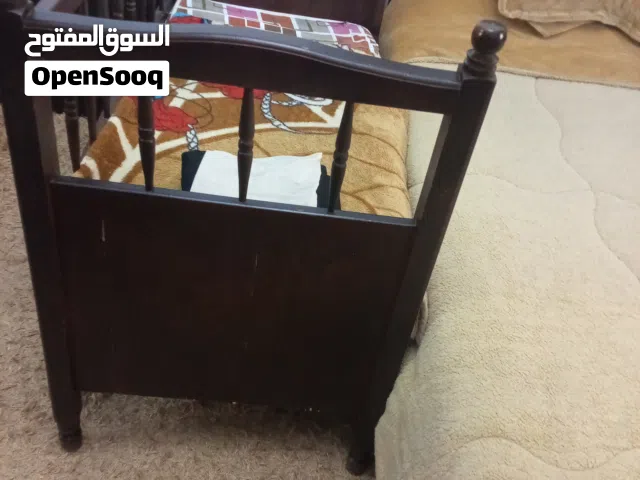 تخت اطفال خشب شبه جديد للبيع
