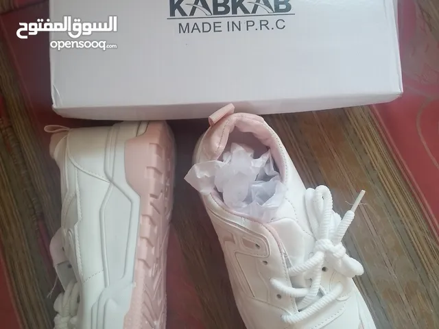 بوط ستاتي لون ابيض مع زهري جديد سايز 41 سعر 7دنانير  ثقيل ومرتب