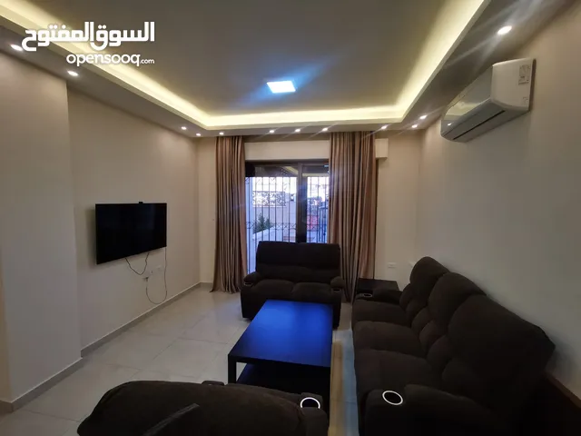 شقة مفروشة ارضيه  للايجار في منطقة عبدون .. مع ترس و كراج  / مساحة 120م