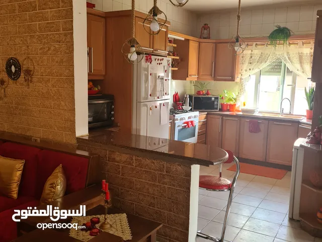 شقة في عمارة عائلية للبيع في إسكان الضباط مرج الحمام. شارع جانبي هادئ