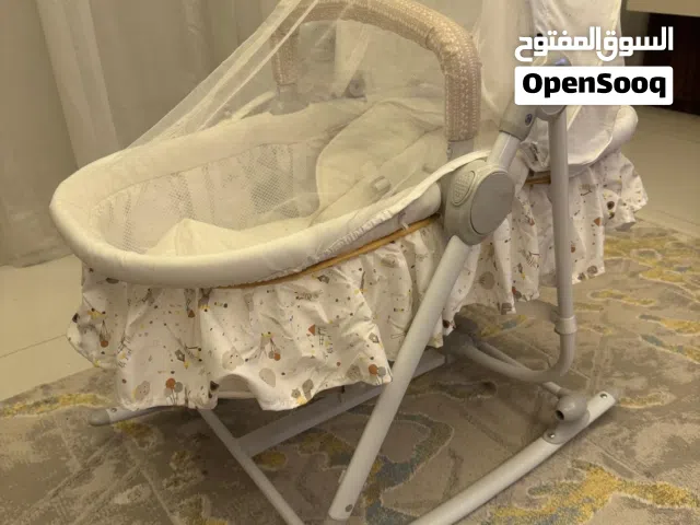 سرير أطفال حديث ولادة هزاز و ثابت مع 3 ارتفاعات قابلة للتعديل مع ناموسية من جونيور جديد غير مستخدم