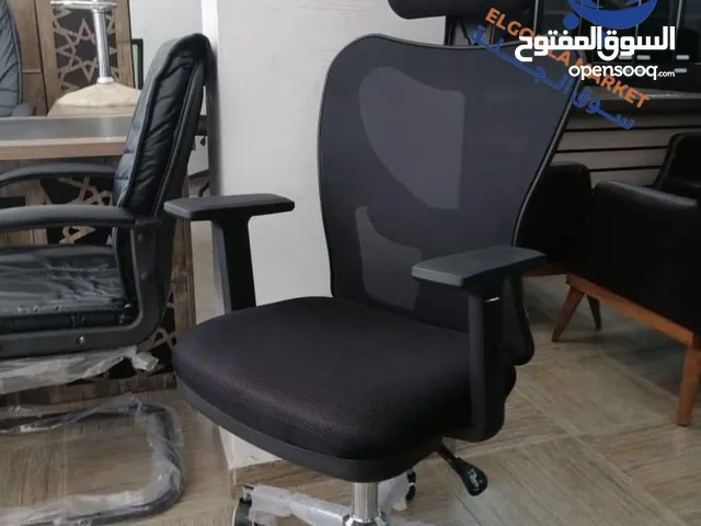 كرسي اداري لغرفة الاجتماعات بتصميم داكن مريح مخصص للمكاتب وقاعات الاجتماعات