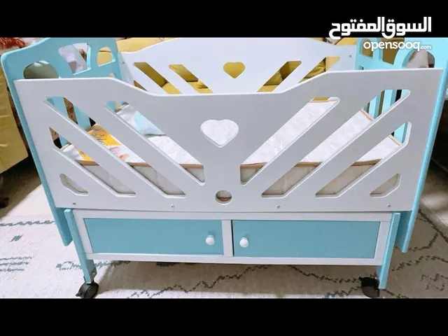 سرير اطفال مستعمل مرتين فقط يشبه الجديد البيع بالماترس