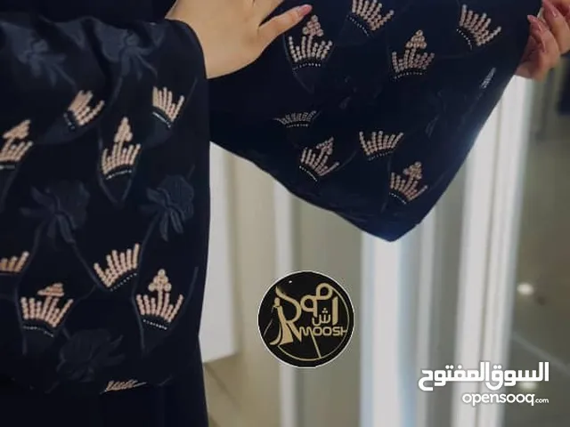 عباية نصف القمر – فخامة التفاصيل تروي حكايتك تميزي بإطلالة ملكية مع عبايتنا الجديدة "نصف القمر"