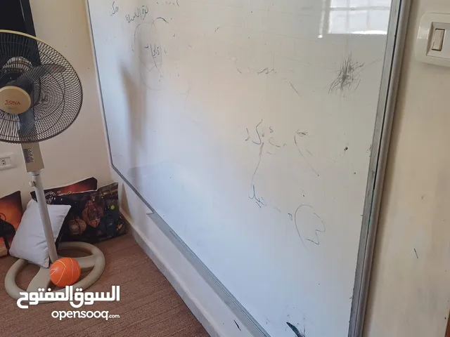 لوح وايت بورد طول في عرض 190 *150 وطاولة خدمة مع 4خدمة طربيزات
