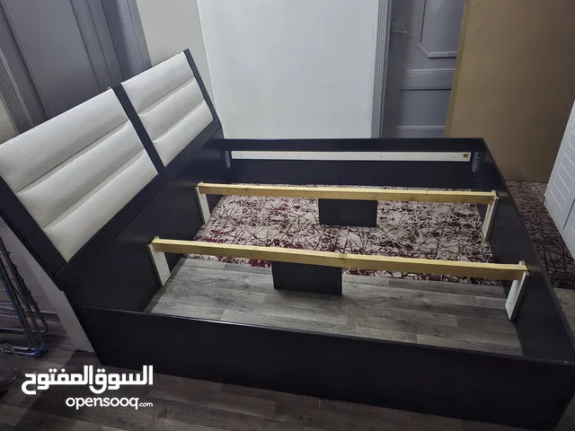 طقم غرفة نوم مستعمل و سليم كامل سرير كبير و دولاب و تسريحة