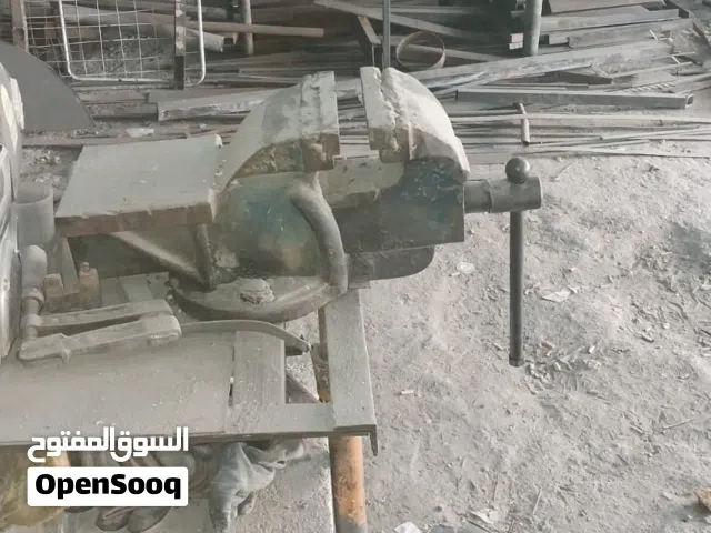 محددة بكافة معداتها للبيع