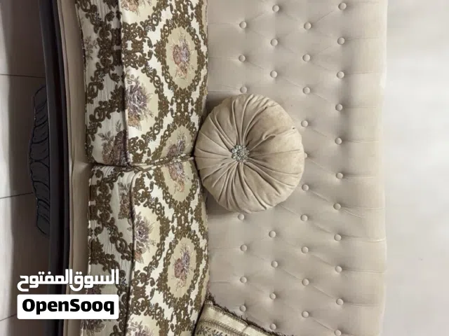 طقم كنب بيج وكورنر للبيع وطاولة سفرة