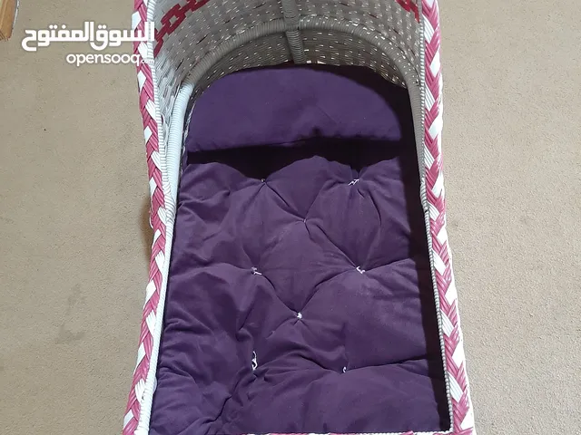 سرير بيبي رتان تفصيل هزاز مع فرشته ووسادته ولحاف هدية