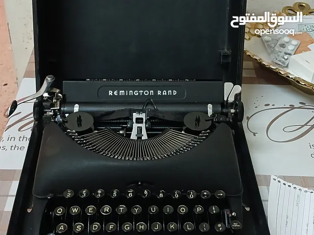 آلة طابعة كلاسيكية قديمة تم الحفاظ عليها تعمل مئة بالمئة تضيف رونق لاي مكان توضع به