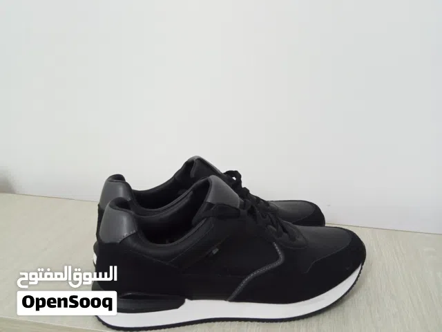 بوط رجالي أو شبابي للبيع بسعر مناسب نمرة 43