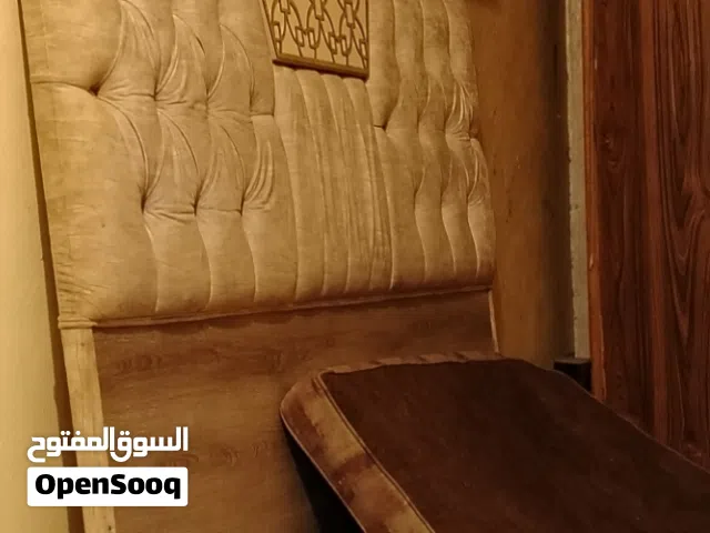 تخت مجوز خشب ثقيل + فرشة بحالة ممتازة التواصل علا الرقم  زمبرك اصليه للبيع بسعر 30د للتواصل