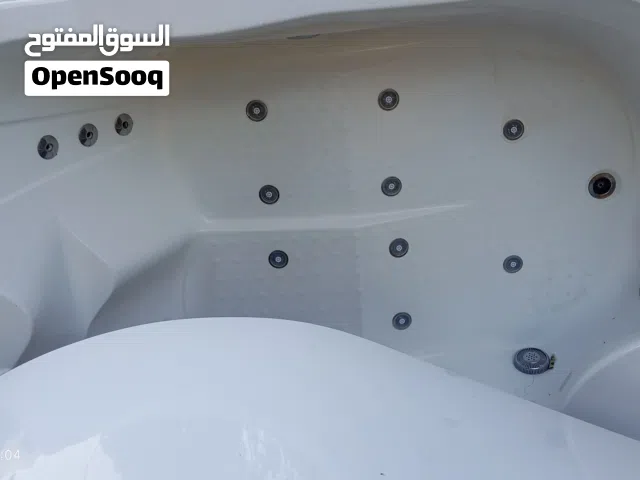 جاكوزي حوض استحمام مزود بنظام تدليك مائي (Whirlpool).المادة: مصنوع من الأكريليك المقاوم للكسر وتغير