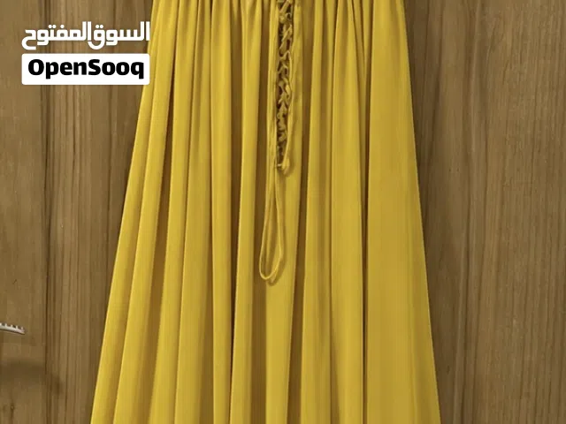 قطعة ملكية باللون الأصفر �