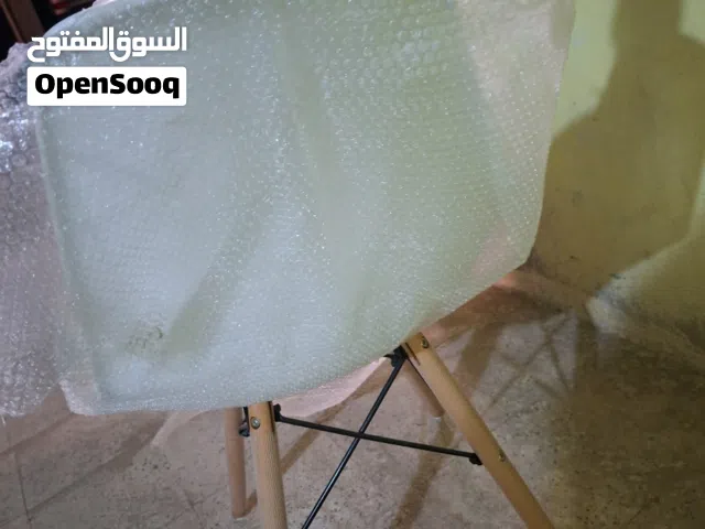 كرسي ابيض الظهر اكريليك