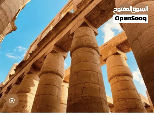 عماره تجاريه الزرقاء الوسط التجاري مكونه من اربع شقق ومخزنين المعروض للبيع نصف العماره بنسبه 53%