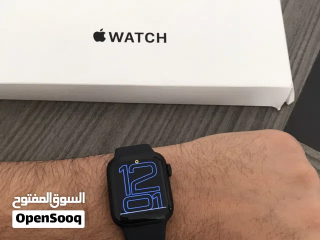 Apple Watch SE 3 size M/L 40 mm في حالاة ممتازه excellent condition