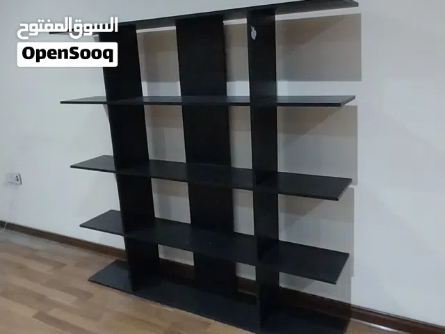 مكتب كمبيوتر +كرسي بحالة جيدة 12دينار ومكتبة خشب 4 ارفف ارتفاع 160سم وعرض 170سم بحالة جيدة 12 دينار