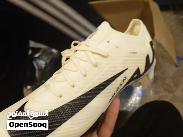 حذاء كرة قدم نايك ميركوريال الاصلي حصرا من شركة نايك ملاحظة سعره في الشركة 450الف