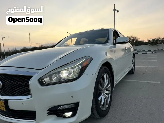 2017 إنفينيتي Q70 Standard
