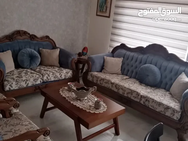 طقم كنب زان 7 مقاعد مع طاولة وسط و طاولتين جانبيات شبه جديد