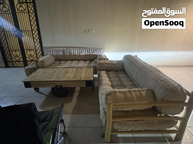 2 كنب خارجي وطاولة خارجية - خشب طبيعي براند