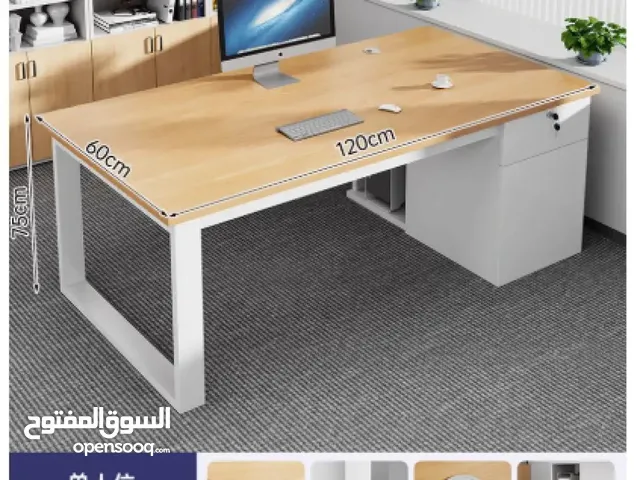 مكتب للعمل والدراسة باللون الخشبي والأبيض