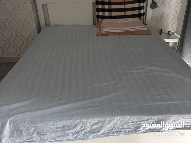 white Bed in excellent condition with mattress سرير ابيض بحالة ممتازة