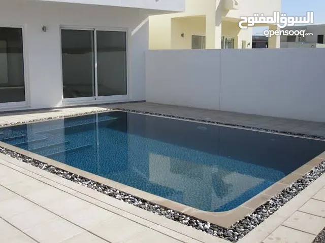 بناء وتنظيف المسابح