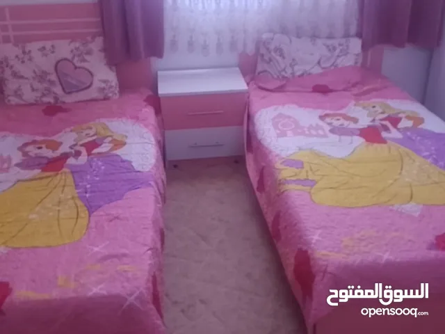 غرف نوم اطفال بنات وولاد باللون الازرق والأبيض والزهر والأبيض بحاله جيدة جدا جدا