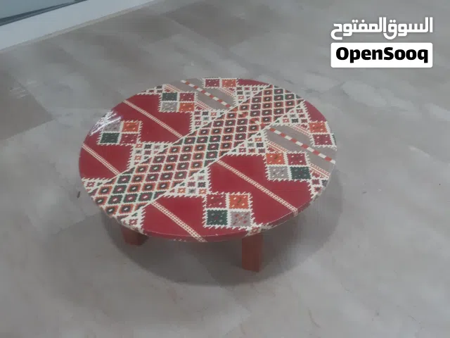 البدر للمفروشات أعمال في ورشة الشركة مثل الطبلية وطاولات الطعام وكراسي الأطفال للولاد والبنات