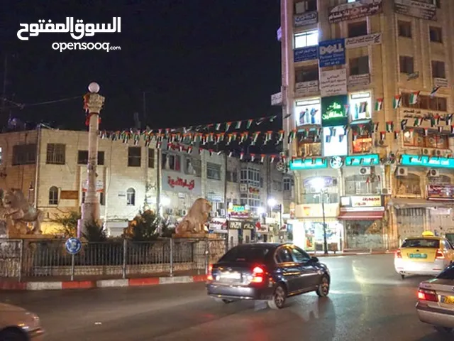 محلين داخل عمارة تجارية