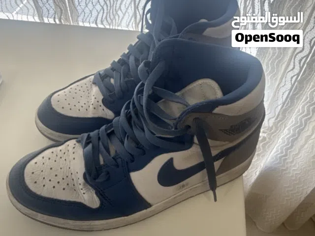 عنوان الإعلان Air Jordan 1 Mid – قياس 42.5 – لون أزرق/أبيض – مستخدم