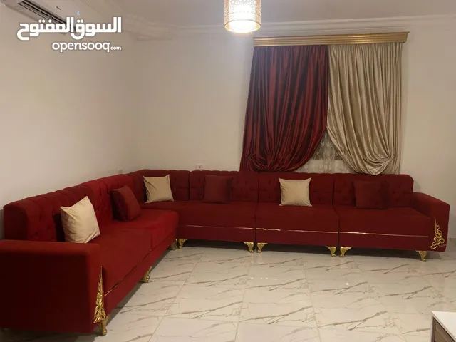 صالون شبه جديد للبيع شبه جديد – مستخدم استخدام خفيف جدًا ونظيف كأنه جديد.