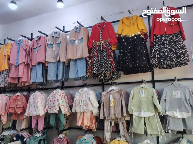 صالة ملابس أطفال للبيع