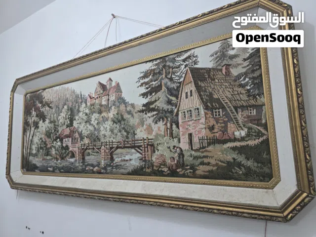 للبيع لوحة نسيجية تراثية بإطار ذهبي فاخر . For sale: a traditional tapestry painting with a luxuriou