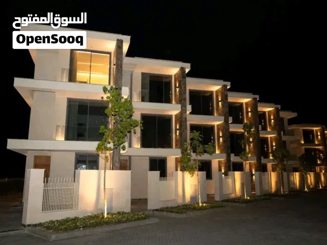 فيلا تاون هاوس استلام فوري متشطبة بالكامل بالتكييفات و الفرش و الأجهزة  في جزيرة داخل  Marina 5  صف