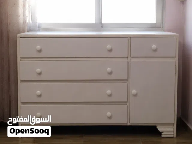 غرفة نوم مع توابعها