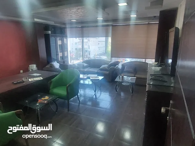 مكتب مفروش وجاهز للايجار في مجمع راقي وموقع مميز في عمان وادي صقرة