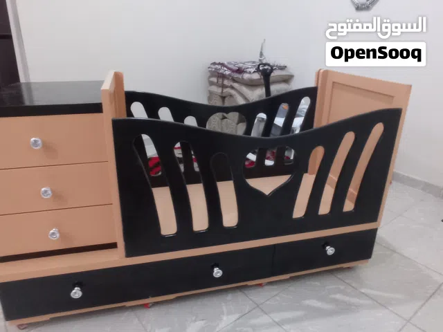 سرير اطفال شبه جديد