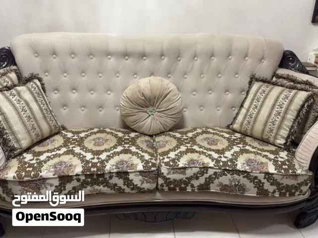 طقم كنب بيج وكورنر للبيع وطاولة سفرة