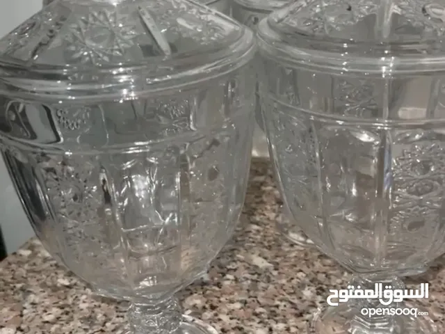 للبيع فازات زجاجية كبيرة الحجم بحالة ممتازة جدا غير مستعملة نهائيا مصنوعة من زجاج عالي الجودة،