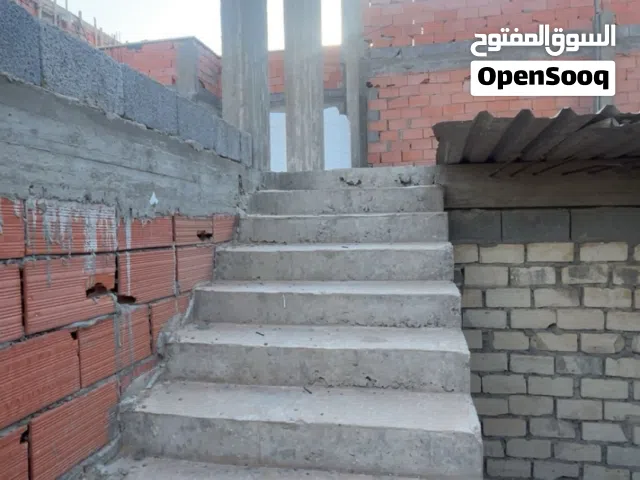 فيلا من طابقين الطابق الاول مكتمل والتاني دعامات فقط